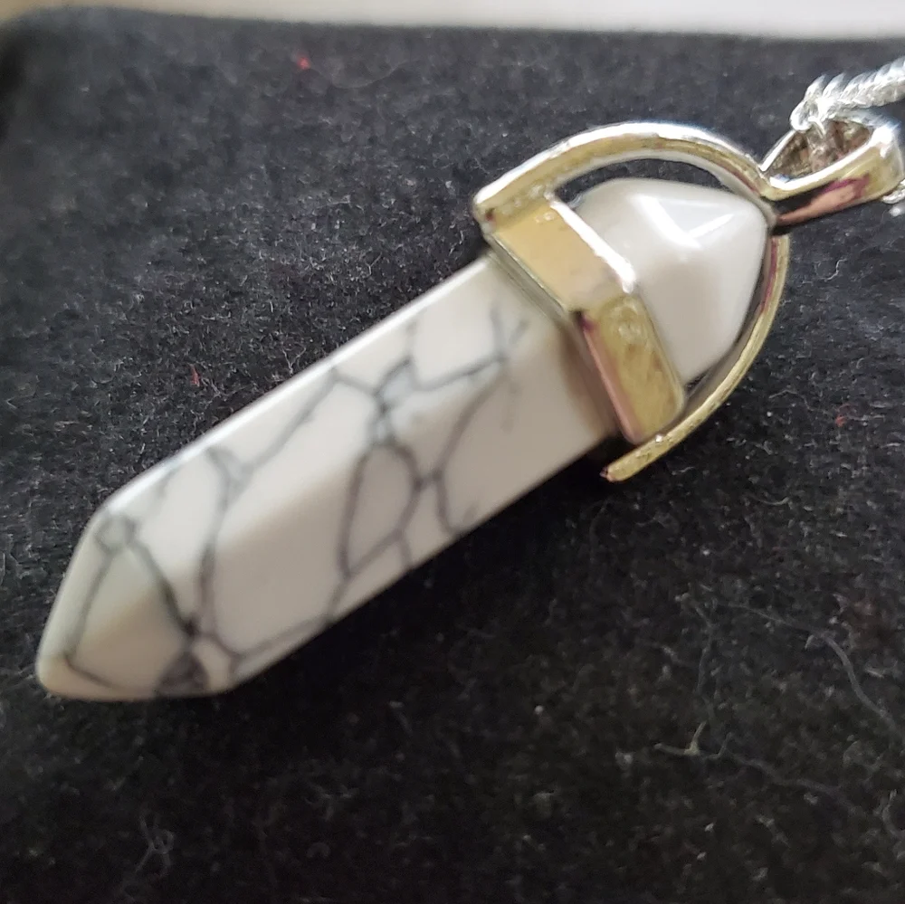 N/A white howlite